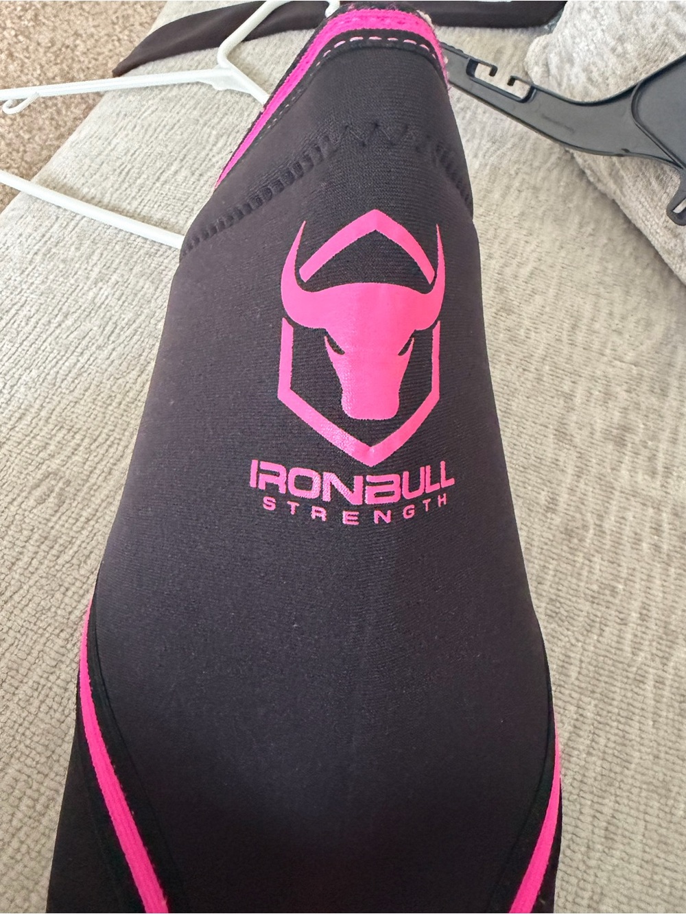 Ironbull Strength Black & Pink 7mm neoprene knee sleeve - ONLY 1